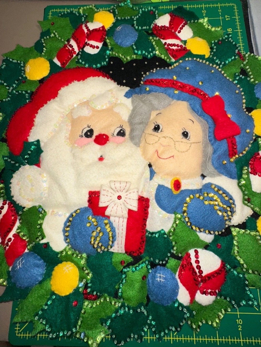 1997 Bucilla 20" felt wreath Santa & Mrs Claus